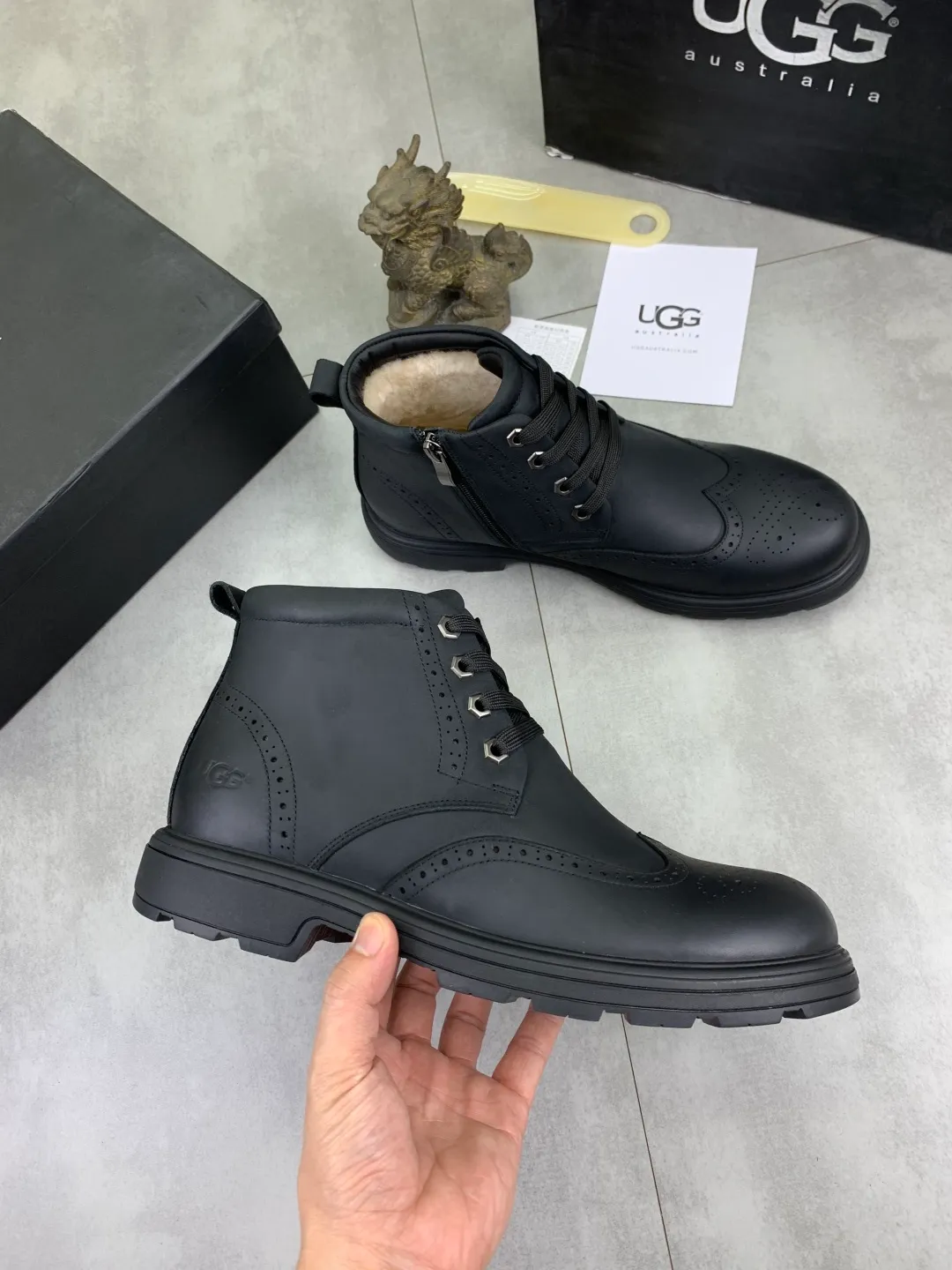 Men's shoes 💰P620 [New style] 💰 🆘 "Real wool" [UGG] 👉The popular men's shoes are synchronized with the official website 🔰The quality [proud] is not comparable to the imitations in the general market 🌀The upper is imported Italian frosted cowhide, and the lining: foot pads 🅰️Grade 🐑Real wool👻Only Grade A can show the effect The hand feels smooth and delicate 🔱The shoe shape is grand, only the factory can do it 🎄The perfect toughness of the original outsole 👻⬛️ can allow customers to say goodbye to one-time consumption. Real wool lining, super warm. Brown and gray available. Size: 38-44